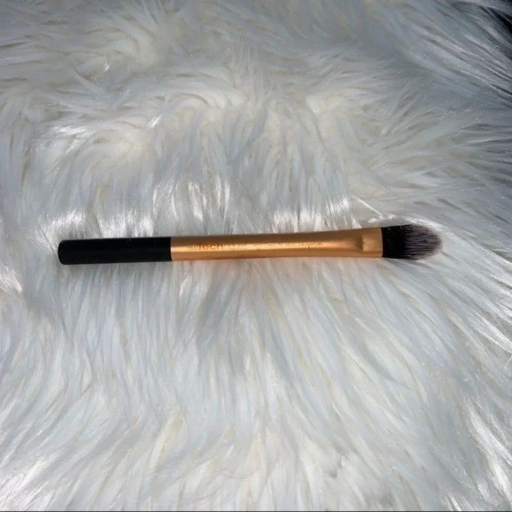 Real Techniques Pointed Foundation Brush